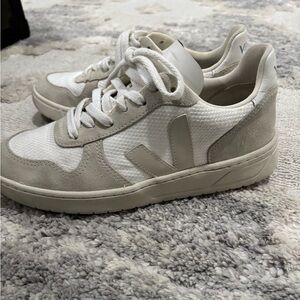 Size 8 Women’s Vejas